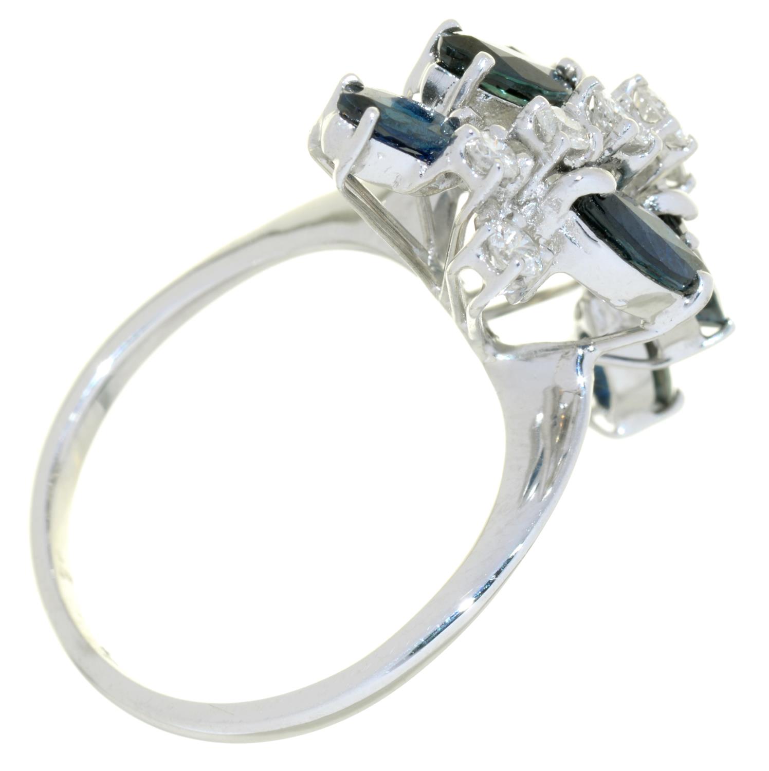 A SAPPHIRE AND DIAMOND RING IN WHITE GOLD, UNMARKED, 6G, SIZE Q INCIPIENT FRACTURE TO ONE - Image 2 of 2