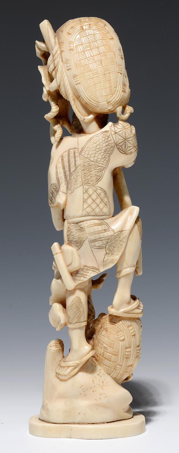 A JAPANESE IVORY OKIMONO OF A FISHERMAN AND HIS YOUNG SON, 23CM H, SIGNED, MEIJI PERIOD - Image 2 of 2