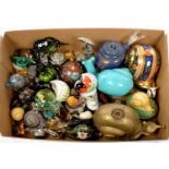 A COLLECTION OF SNAIL ORNAMENTS,TO INCLUDE A ROYAL CROWN DERBY IMARI LIMITED EDITION GARDEN SNAIL,