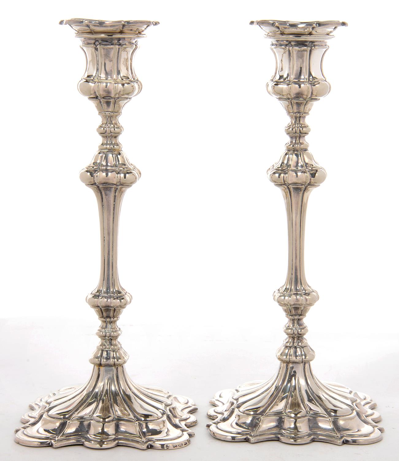 A PAIR OF EPNS CANDLESTICKS, 24 CM H, BY ELKINGTON & CO, MID 19TH C IN GOOD CONDITION. LIGHT WEAR