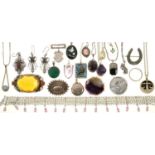 MISCELLANEOUS SILVER AND COSTUME JEWELLERY, TO INCLUDE BLUE JOHN BROOCH AND PENDANT, ETC