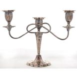 AN ELIZABETH II SILVER CANDELABRUM, 25 CM H, BY JOSEPH GLOSTER LTD, BIRMINGHAM 1968, LOADED IN