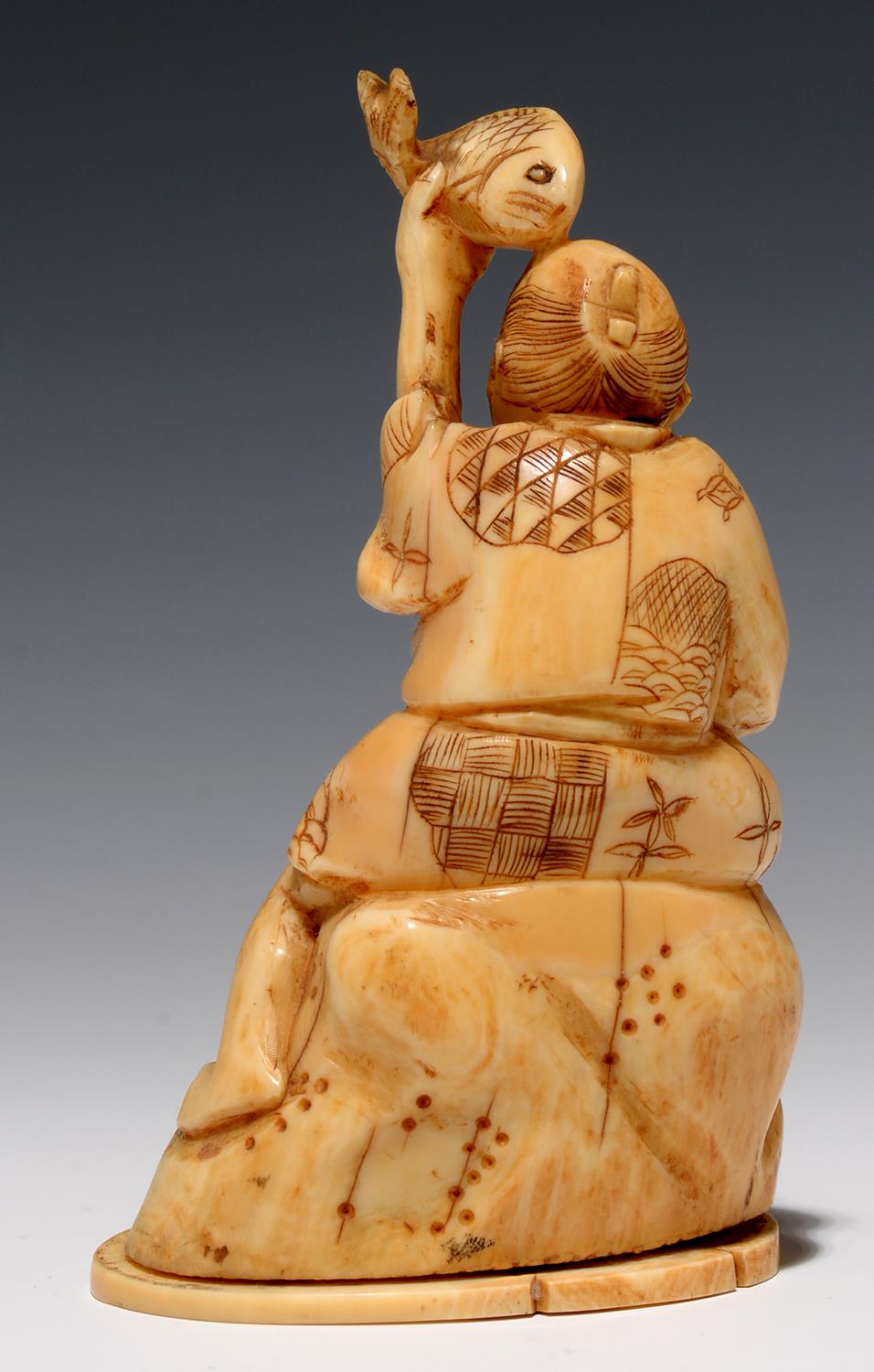 A JAPANESE IVORY OKIMONO OF A FISHERMAN SEATED ON A ROCK, 10.5CM H, SIGNED, MEIJI PERIOD - Image 2 of 2