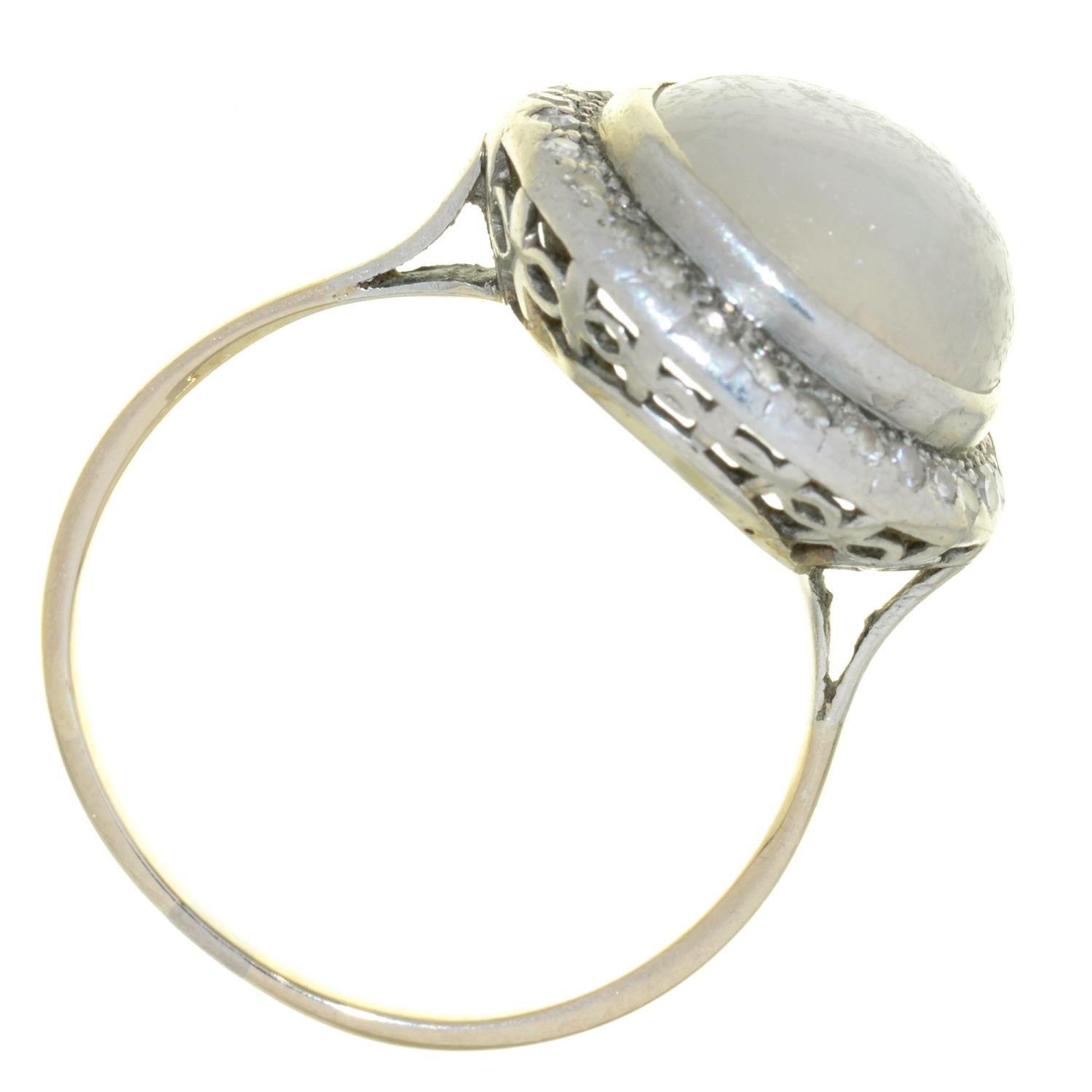 A STAR MOONSTONE AND DIAMOND RING IN WHITE GOLD, MOONSTONE CABOCHON APPROX 12 MM DIAM, UNAMRKED, 6. - Image 2 of 2