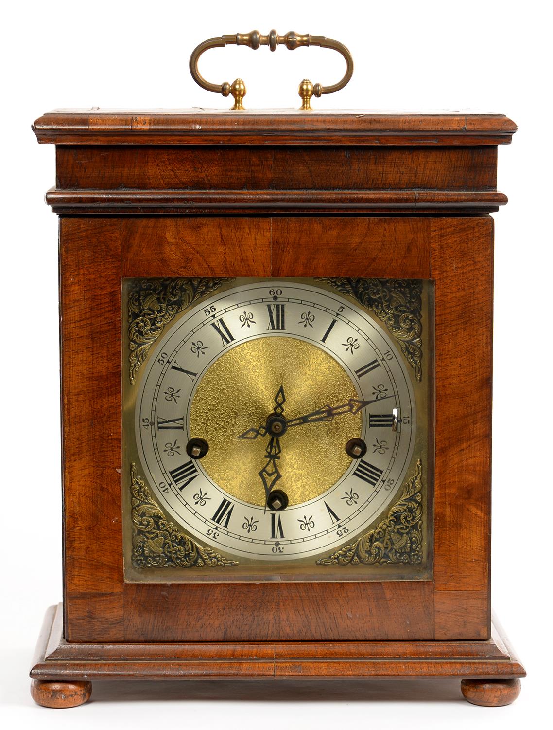 A WALNUT AND FEATHER BANDED TABLE WITH CLOCK IN LATE 17TH C ENGLISH STYLE, BRASS DIAL AND ROD GONG