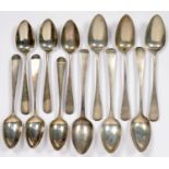 TWELVE GEORGE III SILVER SPOONS, 5OZS 12DWTS TARNISHED