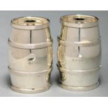 A PAIR OF ELIZABETH II BARREL SHAPED SILVER PEPPER AND SALT MILLS WITH REEDED BANS, 6.5CM H, BY