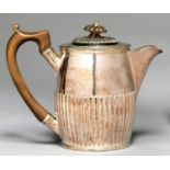 A GEORGE IV BARREL SHAPED SILVER HOT MILK JUG AND COVER, PARTLY REEDED AND WITH REEDED RIMS, 14CM H,