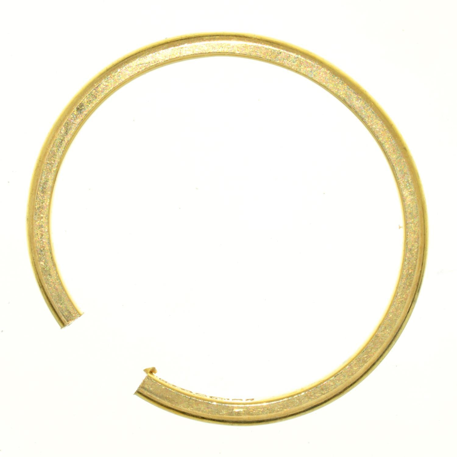 AN 18CT GOLD WEDDING RING, 2G Hoop cut - Image 2 of 2