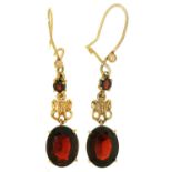 A PAIR OF GARNET PENDANT EARRINGS IN GOLD, WIRE LOOPS, 21MM, 2.5G Good condition