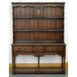 AN ANTIQUE STYLE OAK DRESSER AND RACK, 180CM H; 138 X 43CM