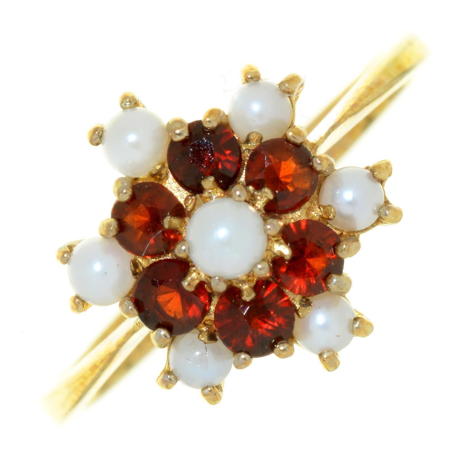 A GARNET AND CULTURED PEARL RING, IN 9CT GOLD, LONDON 1988, 2.1G, SIZE L Good condition