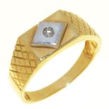 A DIAMOND GENTLEMAN’S RING IN TWO COLOUR GOLD, UNMARKED, 5.8G, SIZE W ½ Light wear and scratches