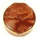 A FINE FRENCH GOLD MOUNTED HARDSTONE BOX, OF TURNED AND STAINED AGATE, 4CM D, INDISTINCT MAKER'S AND