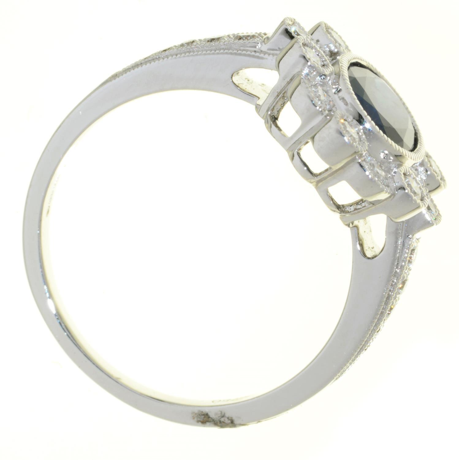 A SAPPHIRE AND DIAMOND CLUSTER RING WITH DIAMOND SHOULDERS, IN WHITE GOLD MARKED 750, 5.6G, SIZE O - Image 2 of 2