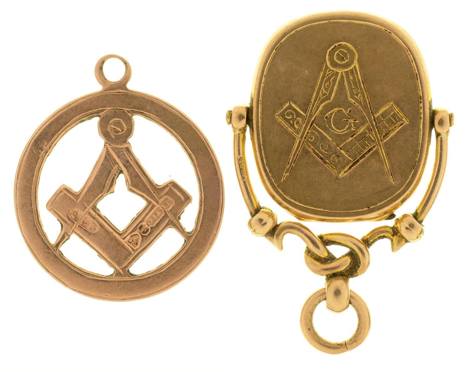 A PIERCED 9CT GOLD MASONIC PENDANT, 22MM D, CHESTER 1919 AND A CONTEMPORARY 9CT GOLD MASONIC