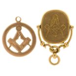 A PIERCED 9CT GOLD MASONIC PENDANT, 22MM D, CHESTER 1919 AND A CONTEMPORARY 9CT GOLD MASONIC