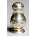 A GEORGE I SILVER PEPPER CASTER AND BUN COVER, THE BALUSTER CASTER WITH PLAIN GIRDLE AND ENGRAVED