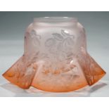 A VICTORIAN APRICOT SHADED GLASS OIL LAMP SHADE, ETCHED WITH FLOWERS, 16CM H, APERTURE 9.5CM D