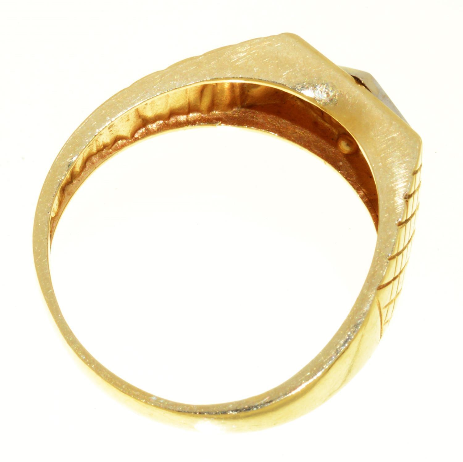 A DIAMOND GENTLEMAN’S RING IN TWO COLOUR GOLD, UNMARKED, 5.8G, SIZE W ½ Light wear and scratches - Image 2 of 2