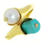 A TURQUOISE AND CULTURED PEARL CROSSOVER RING IN GOLD, MARKED 18K, 4.9G, SIZE M Good condition