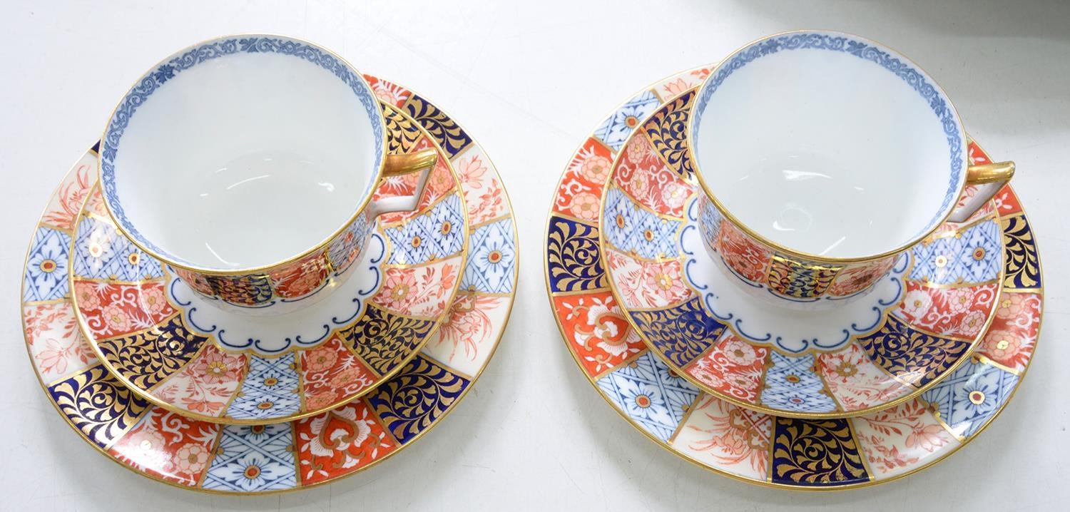 A PAIR OF WEDGWOOD JAPAN PATTERN BONE CHINA BREAKFAST CUPS AND SAUCERS AND SIDE PLATES, PLATES 19.