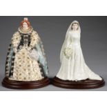 A ROYAL WORCESTER FIGURE OF QUEEN ELIZABETH I AND A COALPORT FIGURE OF HM THE QUEEN, 23 AND 22CM