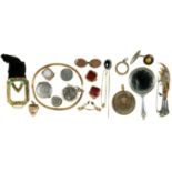 MISCELLANEOUS VICTORIAN AND EARLY 20TH C JEWELLERY AND ACCESSORIES, TO INCLUDE A DAMAGED GOLD