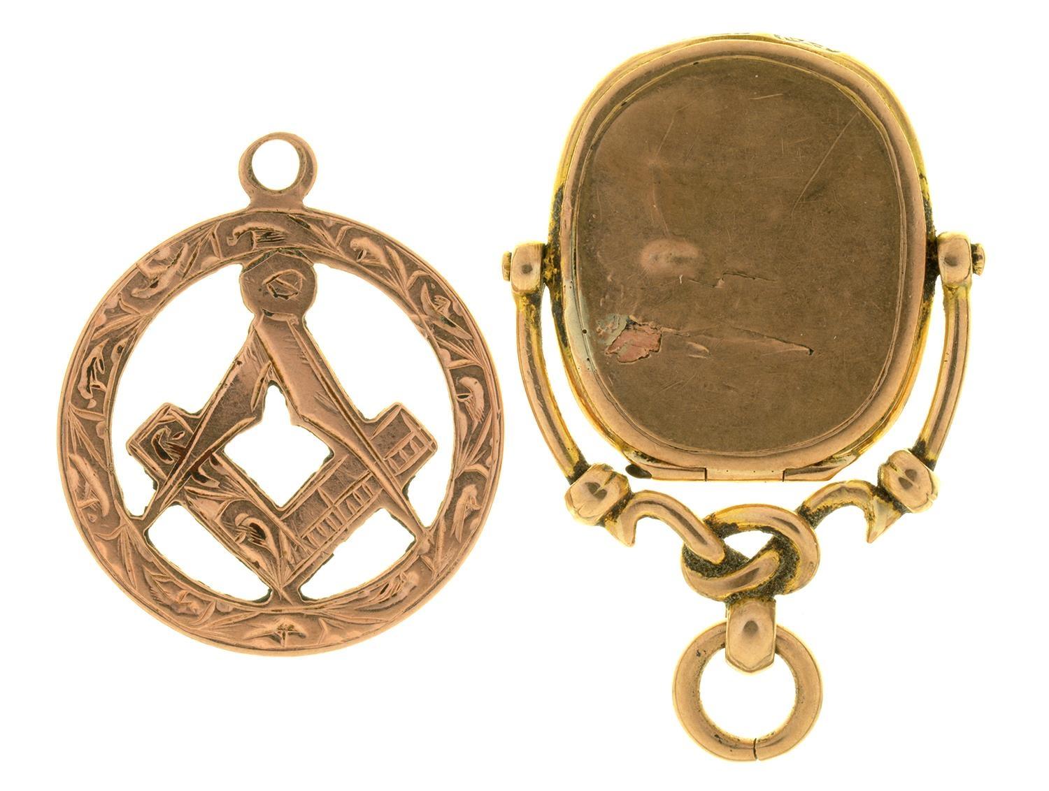 A PIERCED 9CT GOLD MASONIC PENDANT, 22MM D, CHESTER 1919 AND A CONTEMPORARY 9CT GOLD MASONIC - Image 2 of 2