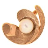 A CULTURED PEARL RING, IN GOLD WITH TEXTURED SPIRAL SETTING MARKED 10K, 5.2G, SIZE L ½ Good