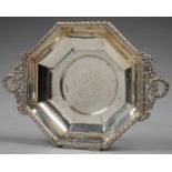 AN EDWARD VII OCTAGONAL SILVER DISH WITH WREATH HANDLES, 19CM OVER HANDLES, MAKER'S MARK RUBBED,