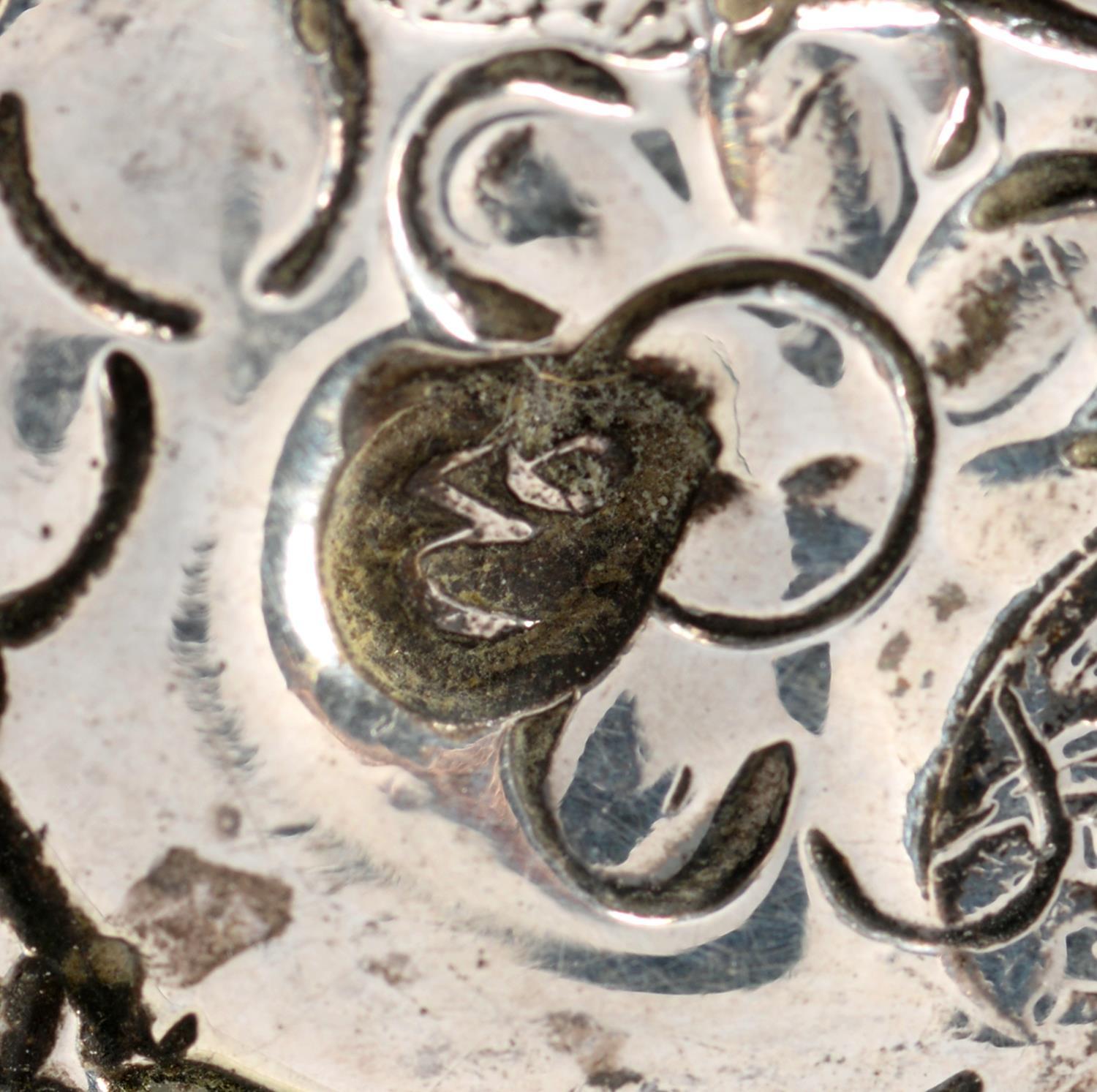 AN OTTOMAN SILVER HAND MIRROR, CHASED IN HIGH RELIEF WITH ROSES AND OTHER FLOWERS FRAMED BY - Image 3 of 3