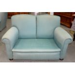 A THREE PIECE LOUNGE SUITE UPHOLSTERED IN STRIPED BLUE FABRIC, ON OAK BUN FEET, SOFA 135 X 68CM;