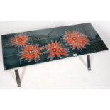 A 1970'S TILED COFFEE TABLE ON CHROMIUM PLATED X-SHAPED ENDS WITH FLAT WOOD STRETCHER, THE TILE