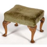 A QUEEN ANNE STYLE WALNUT FOOT STOOL ON CARVED CABRIOLE LEGS, 27CM H X 35CM W, 20TH C Good, clean