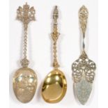 A CONTINENTAL PARCEL GILT SILVER SERVING SPOON WITH FIG SHAPED BOWL AND PINEAPPLE TERMINAL,