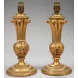 A PAIR OF GILTWOOD TABLE LAMPS, OF FLARED AND BEADED FORM WITH ACANTHUS KNOP, 28CM H EXCLUDING BRASS