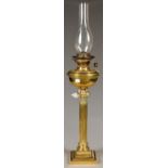 AN EDWARDIAN BRASS COLUMNAR OIL LAMP, 52CM H EXCLUDING CHIMNEY