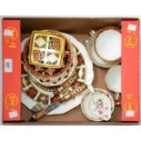 A SMALL COLLECTION OF CROWN DERBY IMARI AND JAPAN PATTERN PLATES AND DISHES, A SIMILAR CAVERSWALL