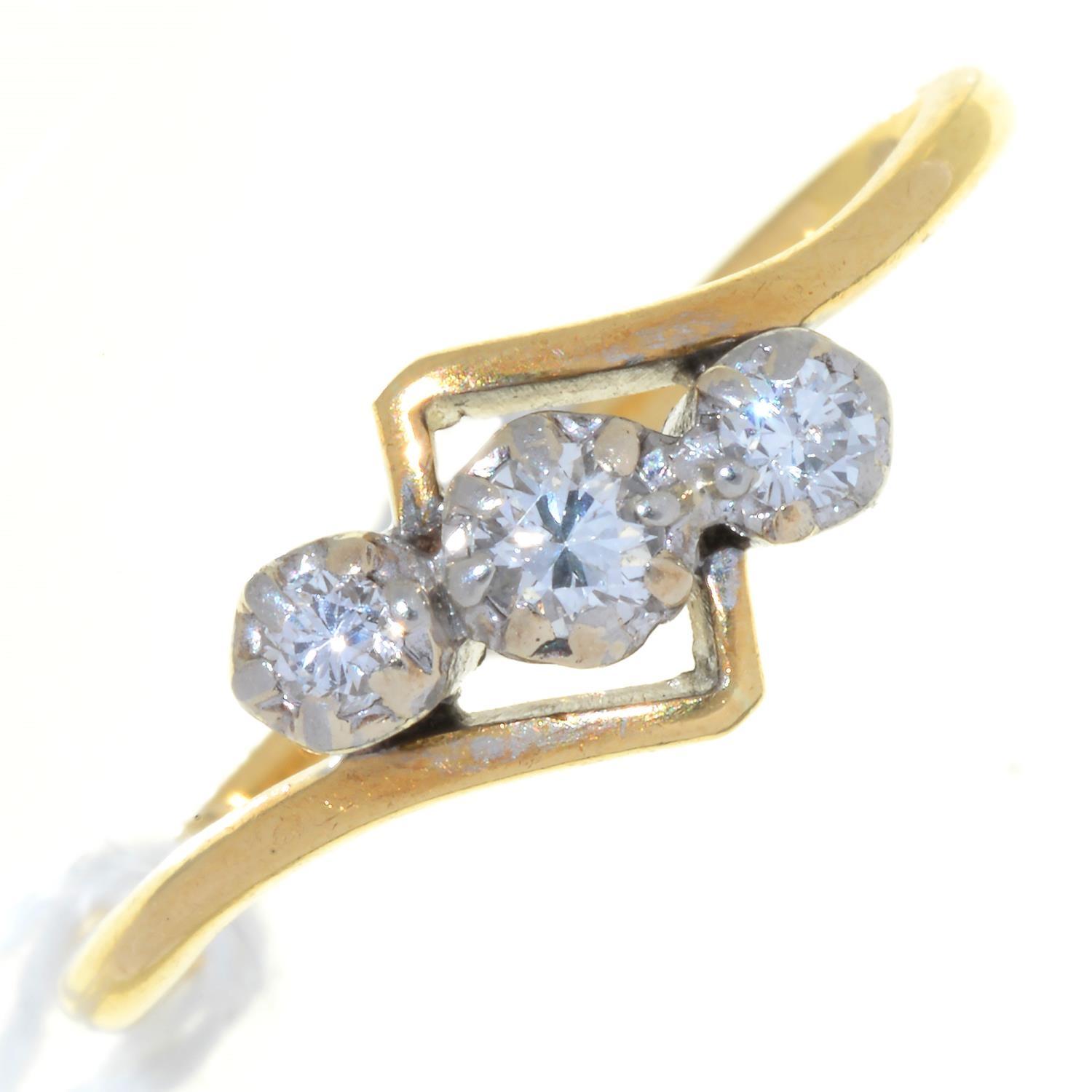 A THREE STONE DIAMOND CROSSOVER RING, THE GOLD HOOP MARKED 18CT PLAT, 2.9G, SIZE P Good condition