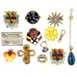 A COLLECTION OF COSTUME JEWELLERY AND ENAMELLED BROOCHES, INCLUDING A BANKNOTE NOVELTY BROOCH, A