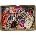 MISCELLANEOUS COSTUME JEWELLERY, MAINLY NECKLACES Many items in good conditions