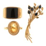 A BLACK ONYX SET 9CT GOLD SIGNET RING, LONDON 1966, SIZE M, A CITRINE RING IN 9CT GOLD AND A