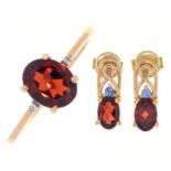 A GARNET RING IN 9CT GOLD, SIZE T½ AND A PAIR OF GEM SET 9CT GOLD EARRINGS, 4.5G Good condition