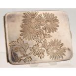 A JAPANESE SILVER CIGARETTE CASE, ENGRAVED WITH NATURALISTIC FLOWERS AND FOLIAGE, 10CM L, SIGNED AND