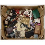 MISCELLANEOUS VINTAGE AND MODERN COSTUME JEWELLERY, TO INCLUDE WATCHES