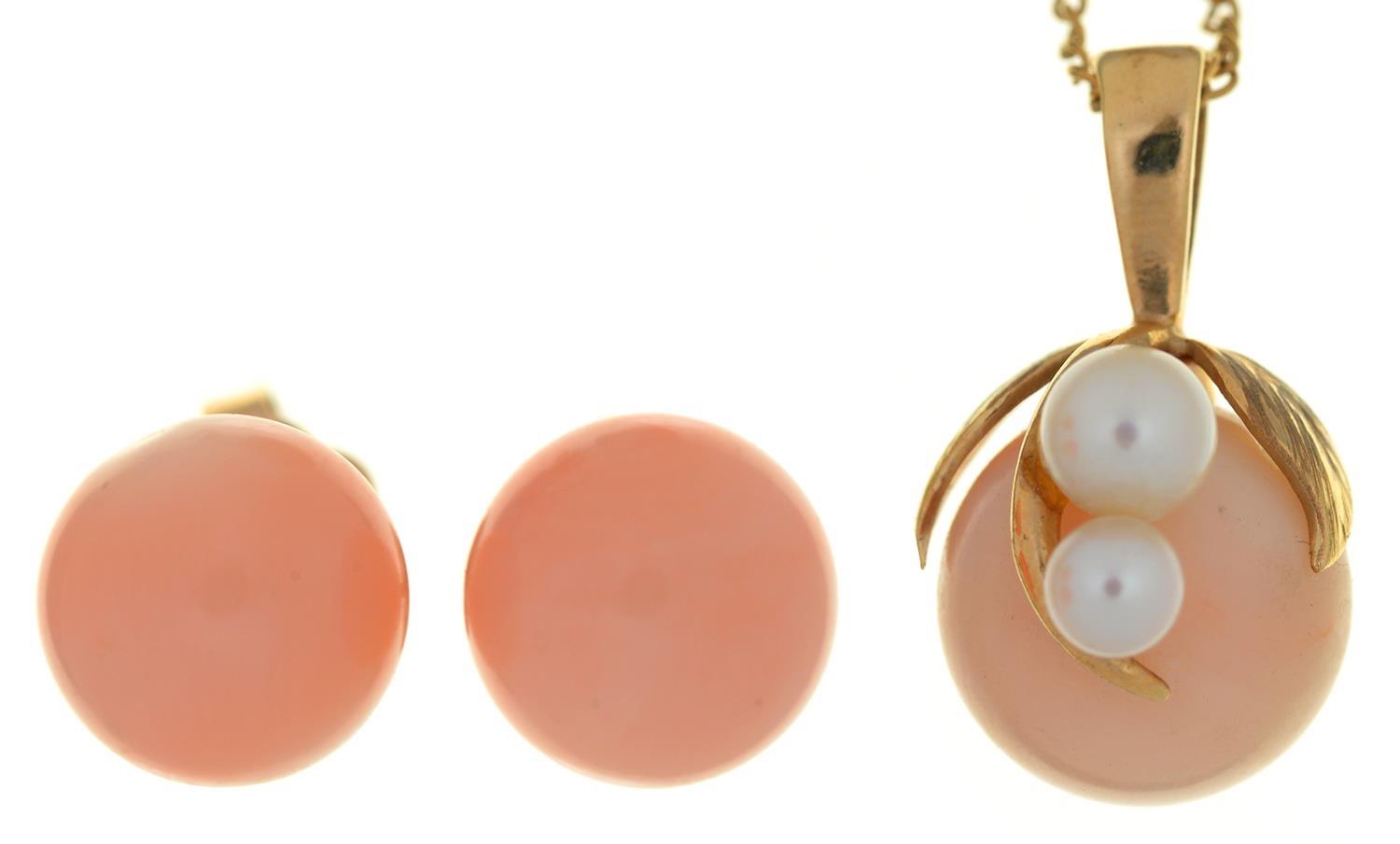 A WHITE CORAL AND CULTURED PEARL PENDANT IN GOLD, 15MM H, ON GOLD NECKLET MARKED 14K AND A PAIR OF