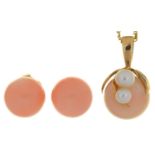 A WHITE CORAL AND CULTURED PEARL PENDANT IN GOLD, 15MM H, ON GOLD NECKLET MARKED 14K AND A PAIR OF