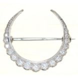 A DIAMOND CRESCENT BROOCH WITH ROUND BRILLIANT CUT DIAMONDS, IN 18CT WHITE GOLD, 22MM, IMPORT