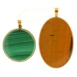 A TIGER'S EYE PENDANT IN 9CT GOLD, 45MM EXCLUDING LOOP, BIRMINGHAM 1997 AND A MALACHITE PENDANT IN